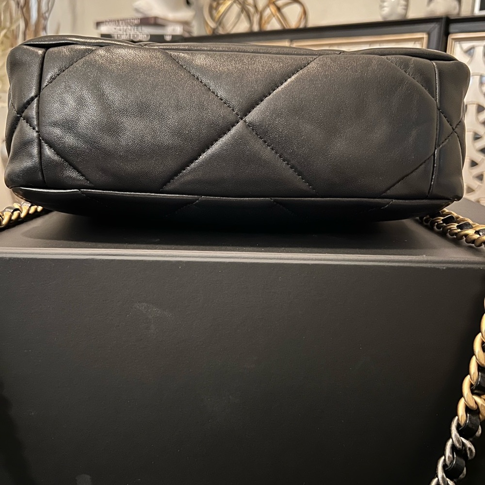 Chanel 19 Flap bag black with gold - Picture 11 of 11